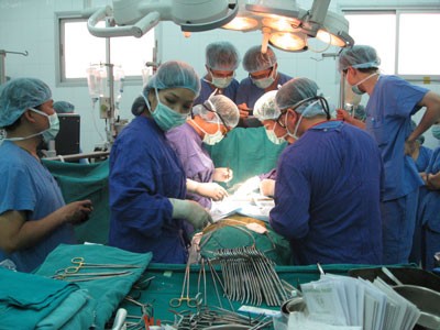 Doctors carrying out a transplant surgery on kidney patients